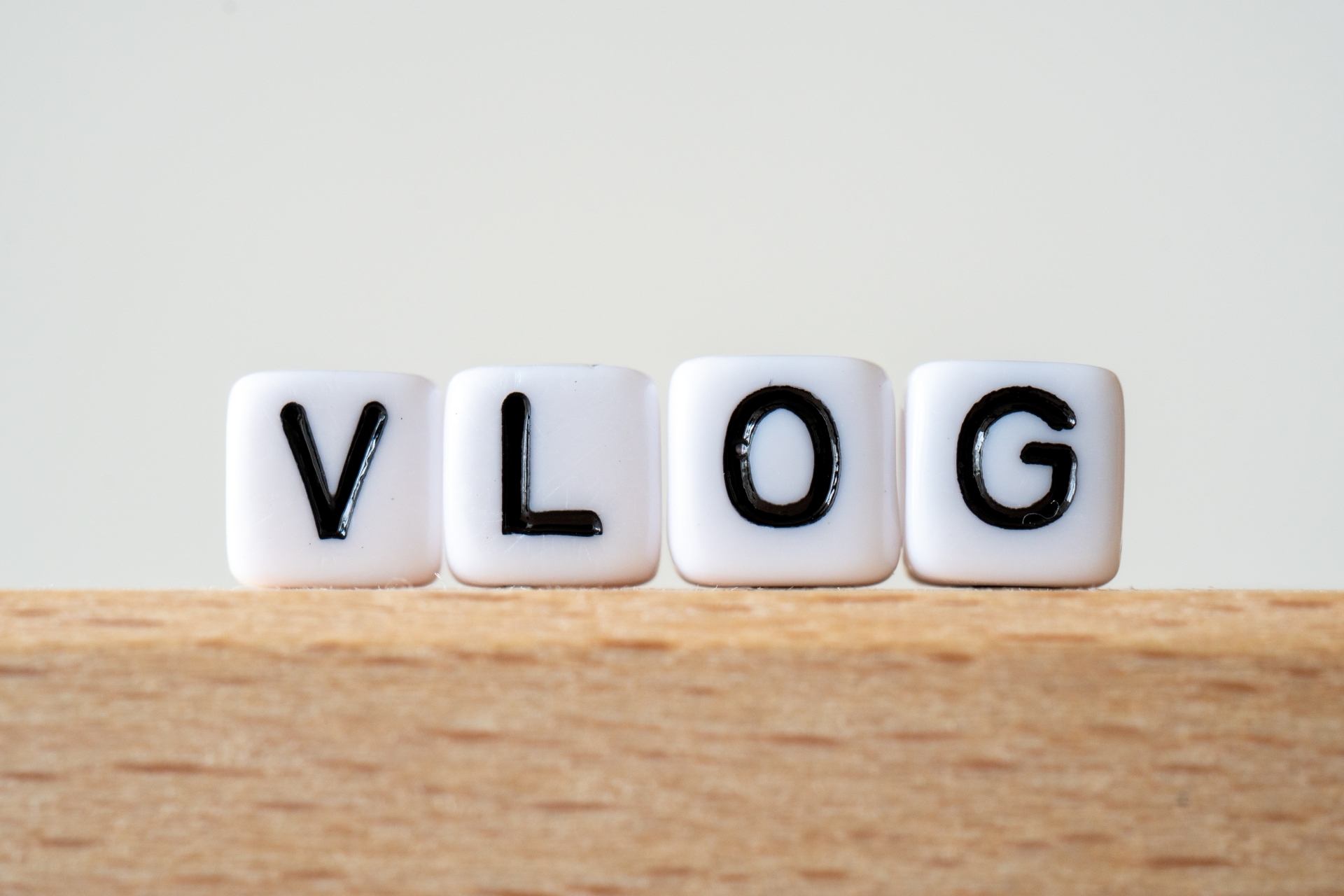 Vlogをビジネスに活用しよう！Vlogの制作方法やビジネス事例動画もご紹介